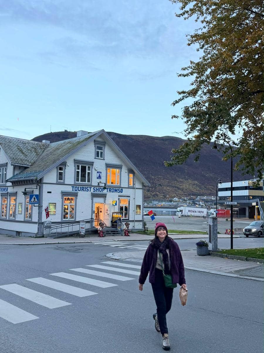 Kenes Andari dan Winky Wiryawan liburan musim gugur di Tromsø