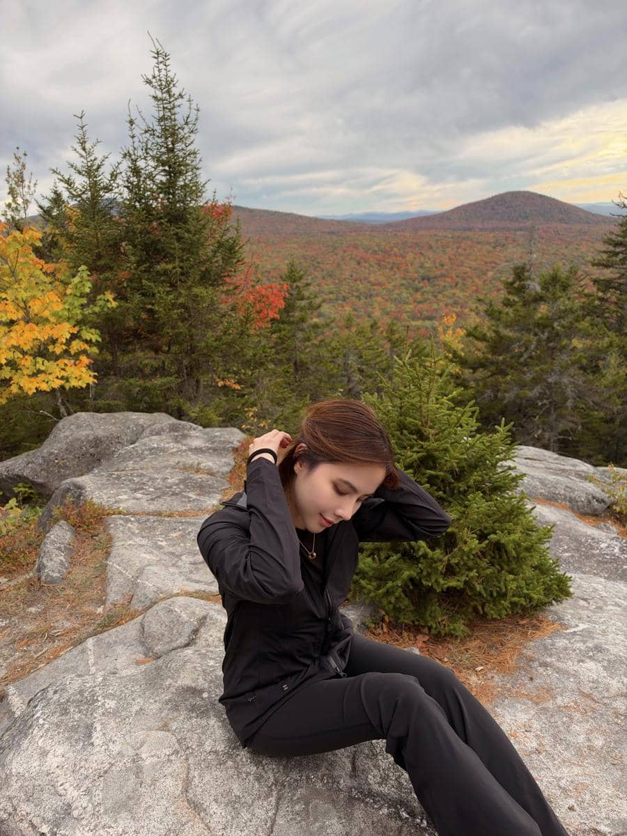 Agatha Chelsea hiking ke Gunung Owl 's Head saat musim gugur