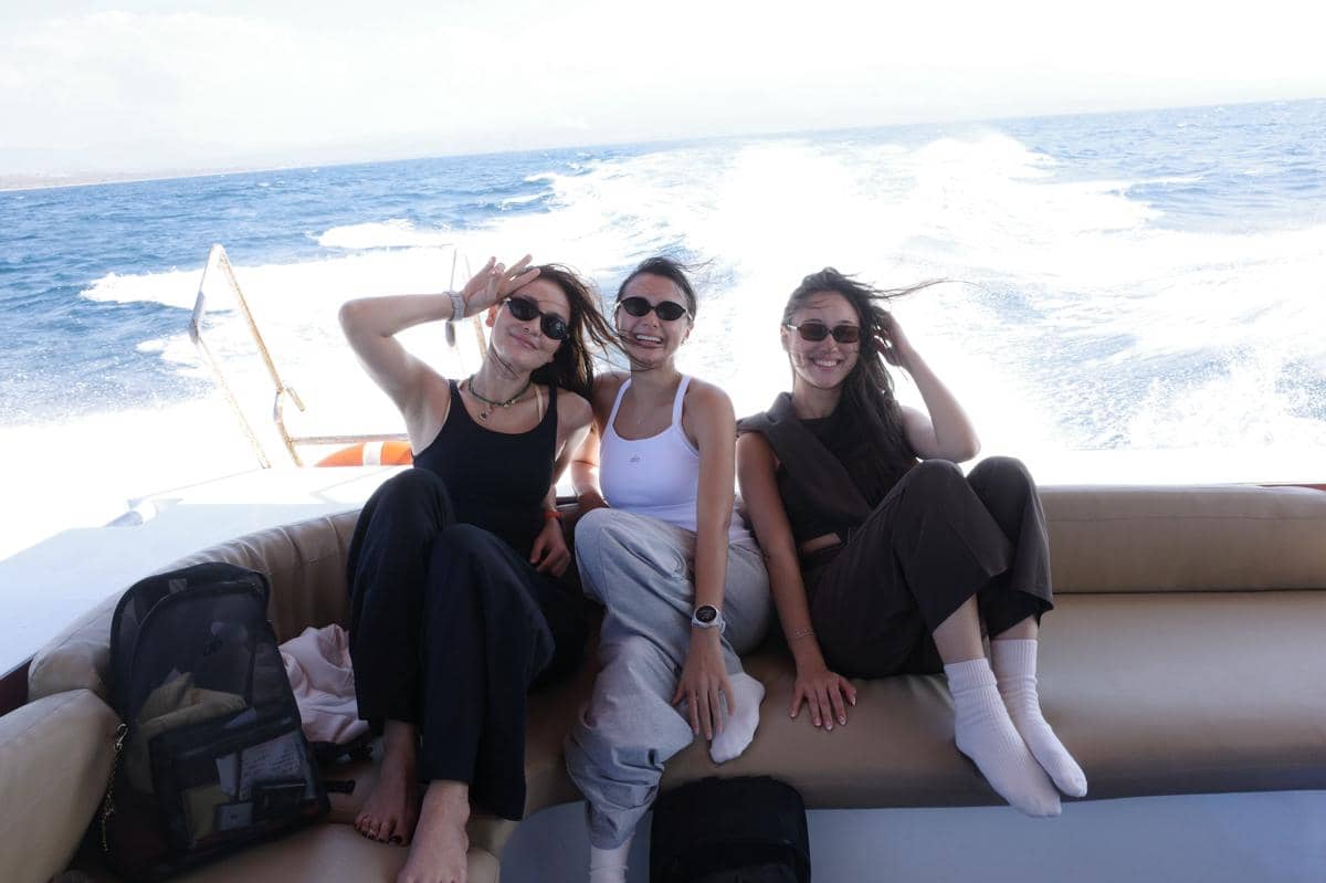 Luna Maya dan Sahabat Santai di Atas Speedboat Menuju Pulau Sumbawa