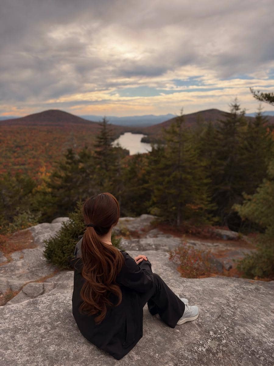 Agatha Chelsea hiking ke Gunung Owl 's Head saat musim gugur