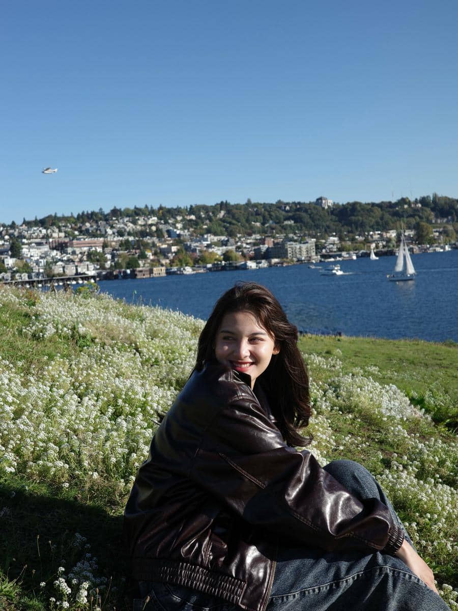 Callista Arum menikmati pemandangan Kota Seattle dari Gas Works Park