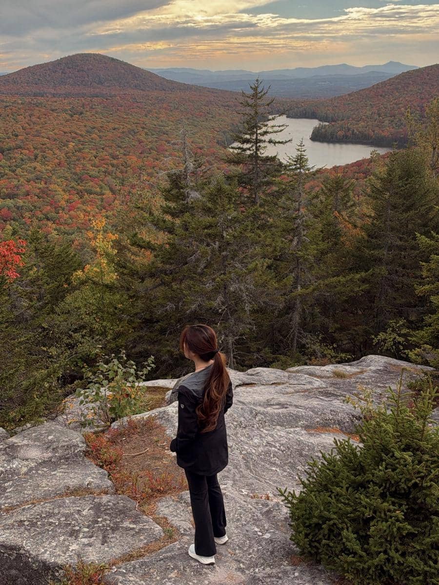 Agatha Chelsea hiking ke Gunung Owl 's Head saat musim gugur