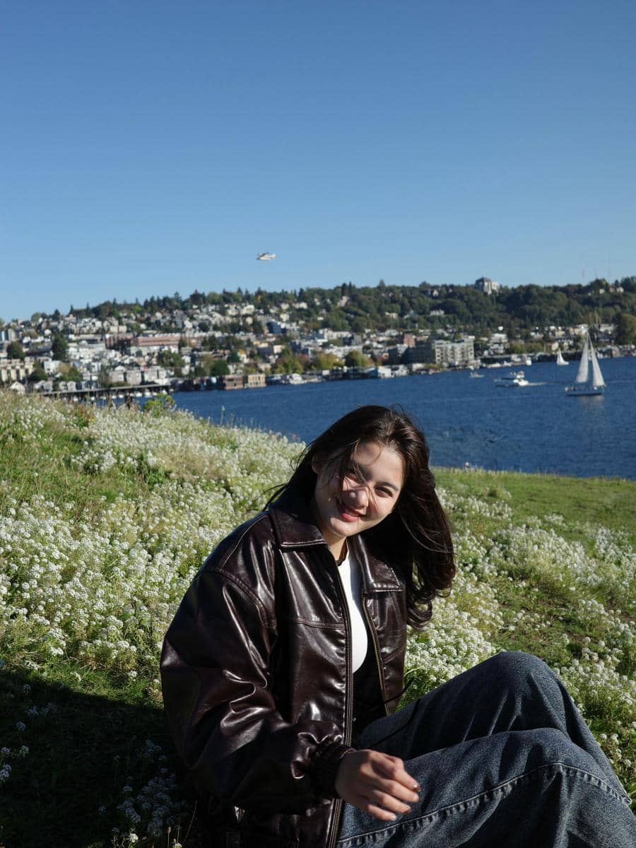 Callista Arum menikmati pemandangan Kota Seattle dari Gas Works Park