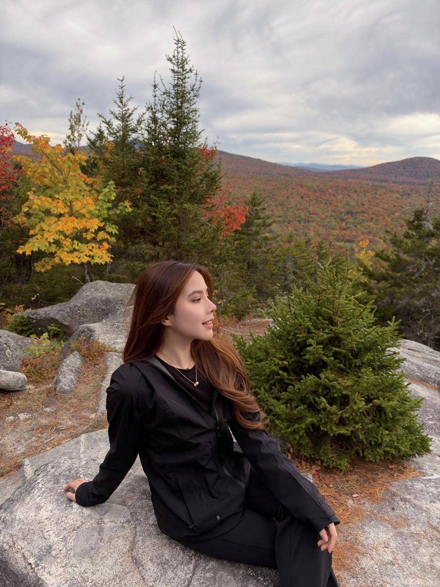 Agatha Chelsea hiking ke Gunung Owl 's Head saat musim gugur