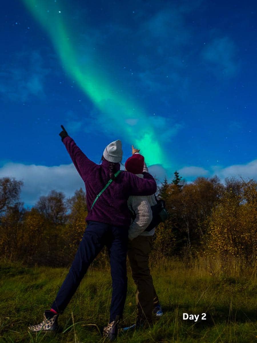 Kenes Andari dan Winky Wiryawan melihat aurora di Tromsø