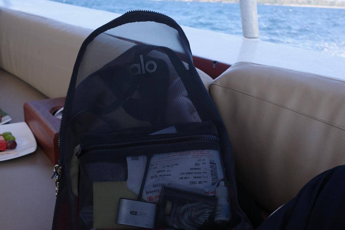 Luna Maya dan sahabat santai di atas speedboat menuju Pulau Sumbawa