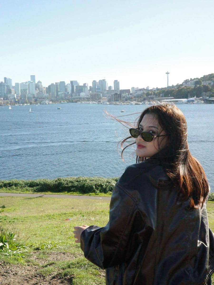 Callista Arum menikmati pemandangan Kota Seattle dari Gas Works Park