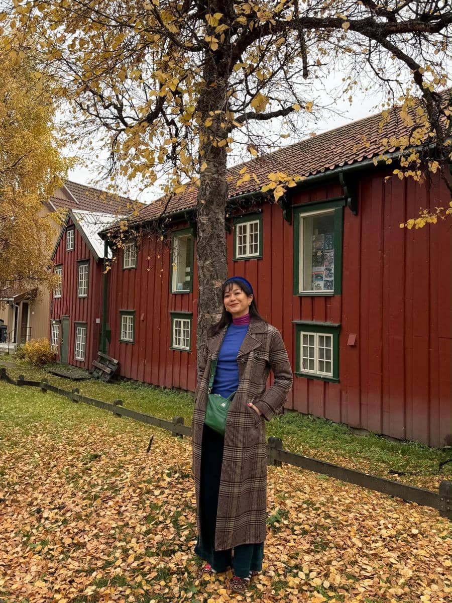Kenes Andari dan Winky Wiryawan liburan musim gugur di Tromsø