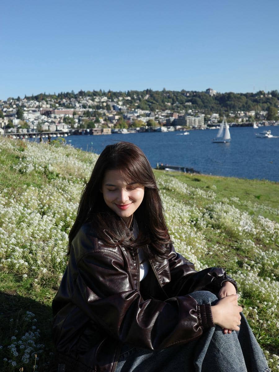 Callista Arum menikmati pemandangan Kota Seattle dari Gas Works Park