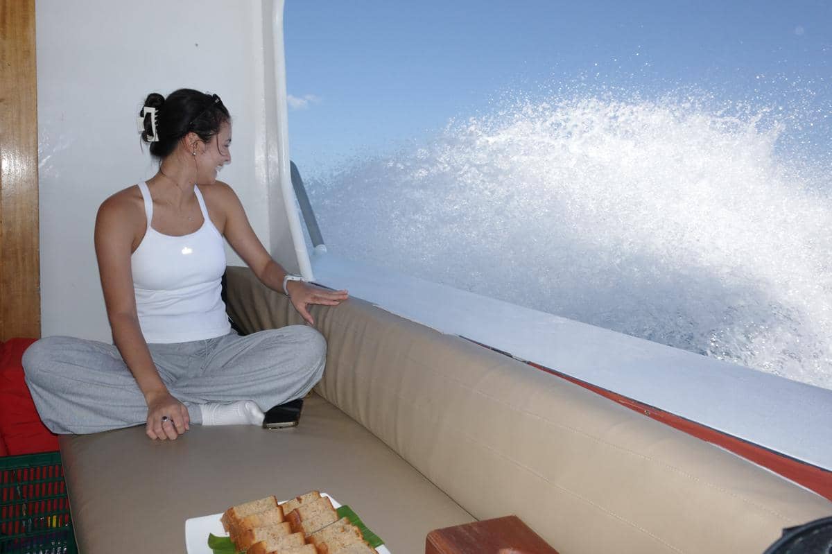 Luna Maya dan sahabat santai di atas speedboat menuju Pulau Sumbawa
