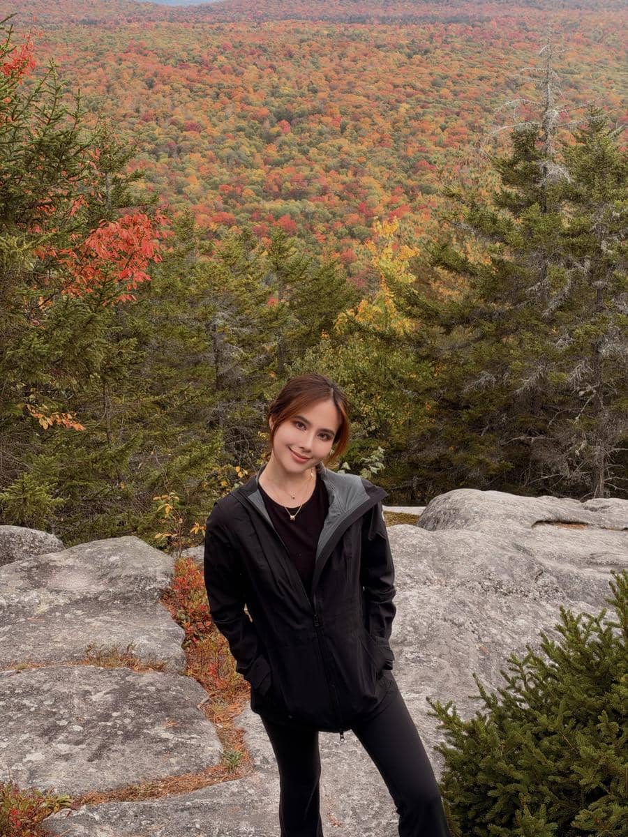 Agatha Chelsea hiking ke Gunung Owl 's Head saat musim gugur