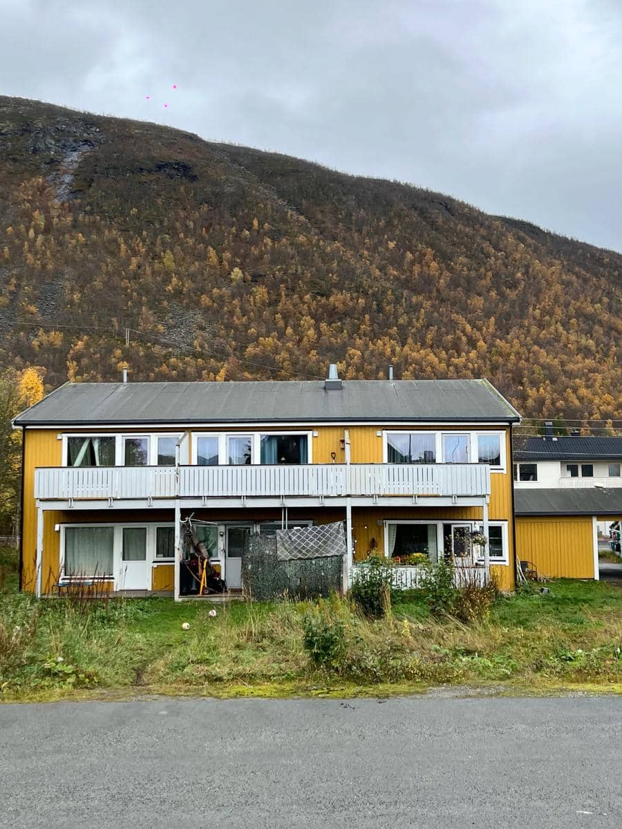 Kenes Andari dan Winky Wiryawan liburan musim gugur di Tromsø
