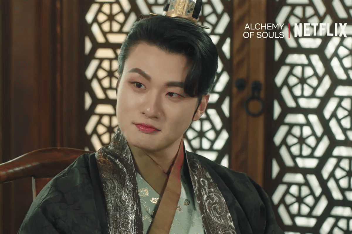 Potongan adegan aktor Shin Seung Ho mengenakan pakaian tradisional hanbok sebagai Putra Mahkota Go Won dalam drama Korea Alchemy of Souls