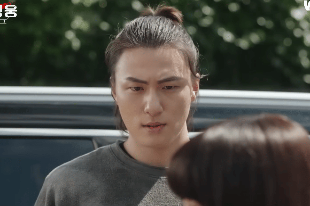 Potongan adegan aktor Shin Seung Ho dengan rambut diikat sebagai Jeon Seok Dae dalam drama Korea Weak Hero Class 1