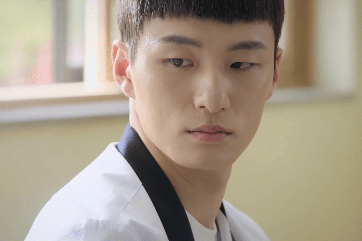 Potongan adegan aktor Shin Seung Ho mengenakan seragam sekolah sebagai karakter Nam Shi Woo dalam drama Korea A-TEEN
