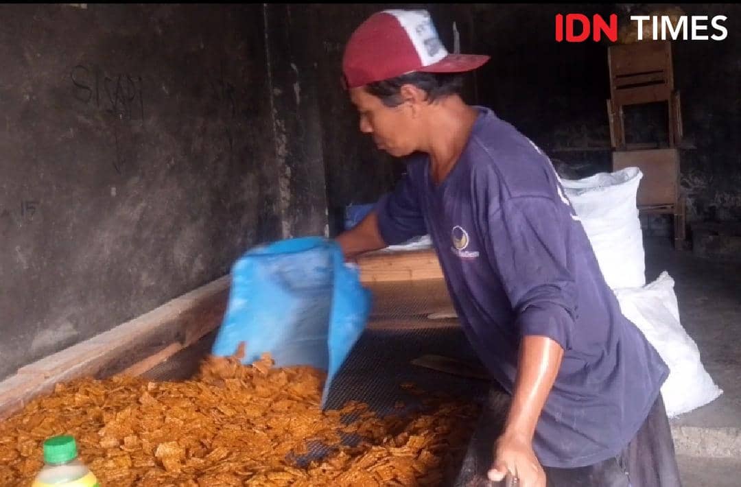 Seorang pekerja berada di pabrik kerupuk milik Kayah sambil berharap pemerintah menstabilkan harga kebutuhan.