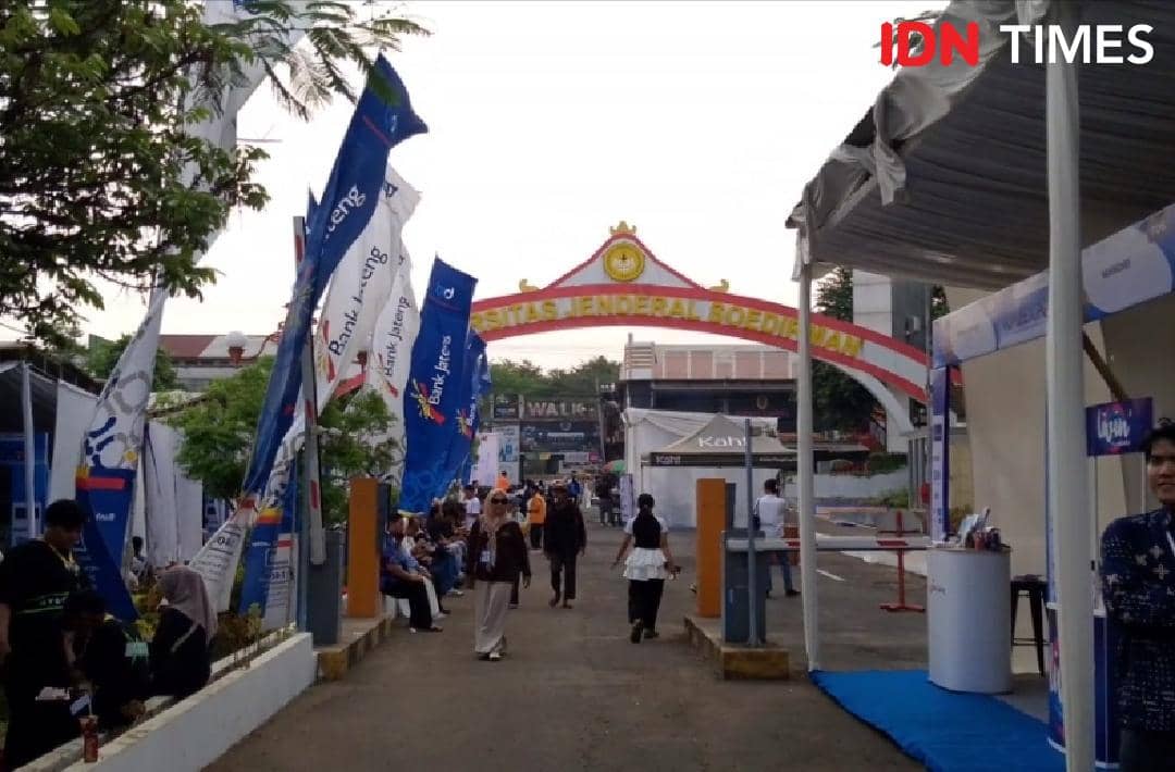Mahasiswa dari luar daerah memantapkan persiapan lapak KMI Expo 2026 di Universitas Jenderal Soedirman, Purwokerto.