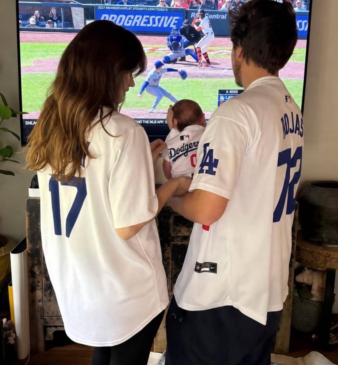 Barbara Palvin dan Dylan Sprouse sambut anak pertama 