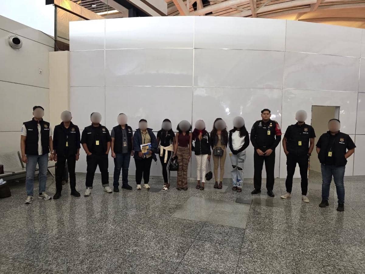 Imigrasi Ngurah Rai Deportasi 18 WNA, 10 diantaranya terlibat prostitusi.