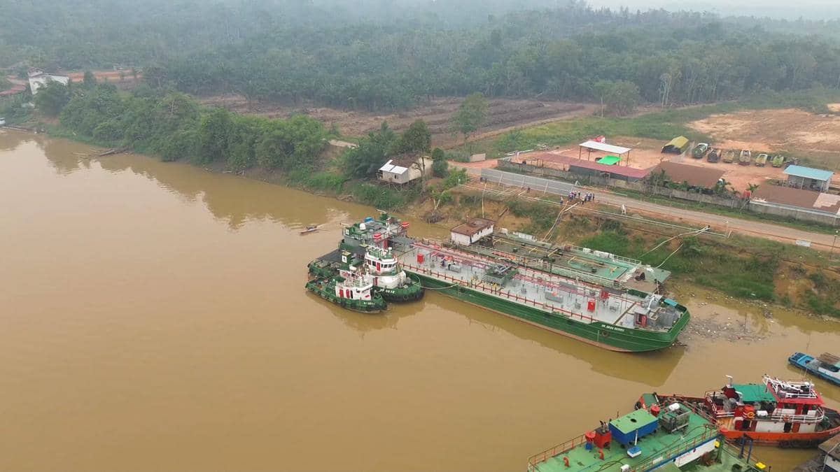 Sungai Kapuas Surut, Pertamina Alihkan Jalur Distribusi BBM ke Tayan