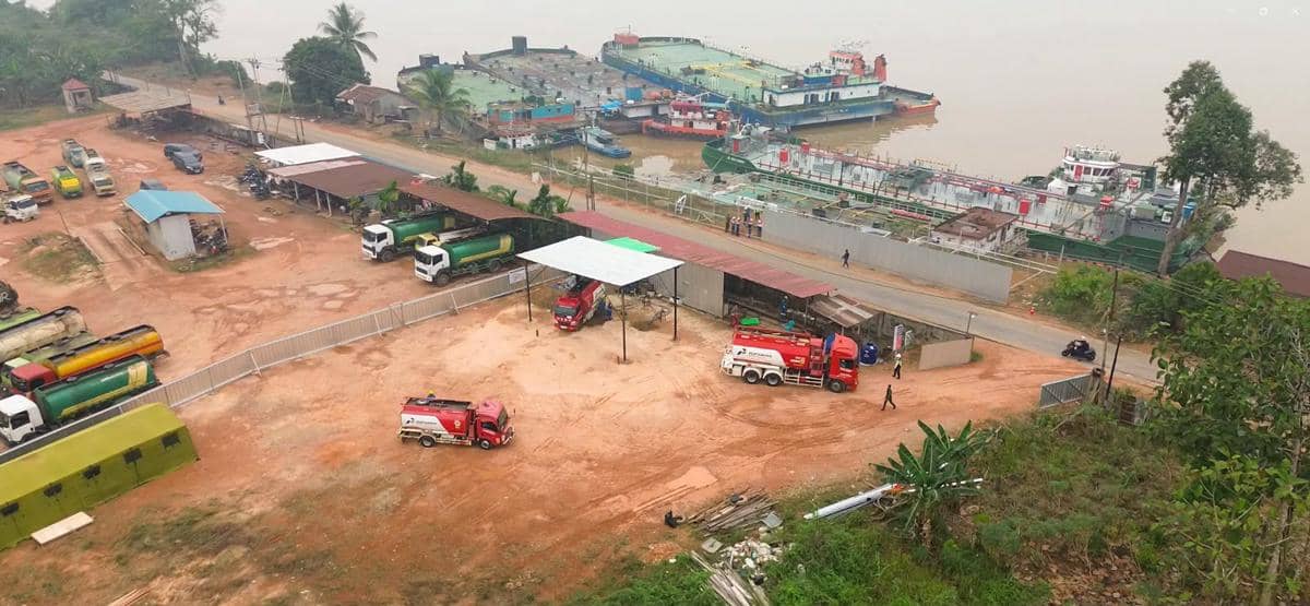 Kondisi Sungai Kapuas yang mengalami penyusutan muka air di tengah upaya Pertamina Patra Niaga menjaga kelancaran pasokan BBM ke wilayah Sin