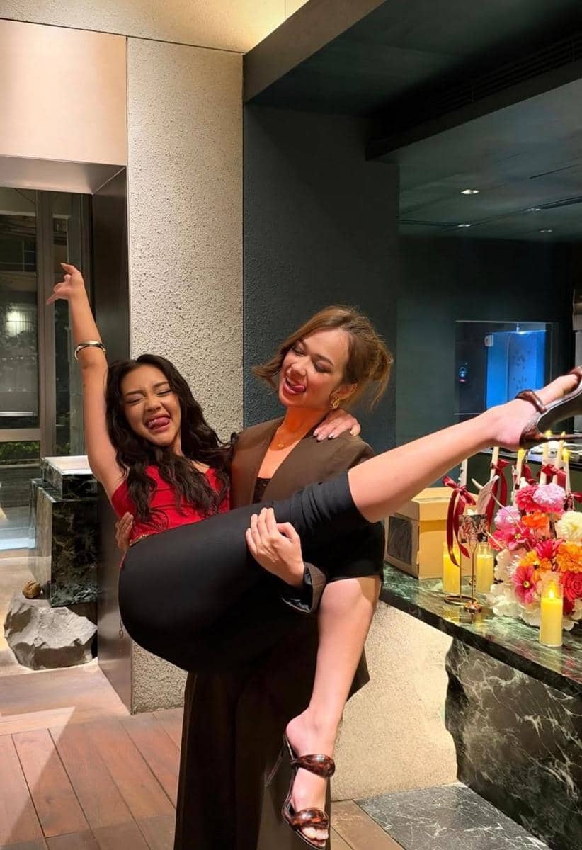 gaya artis di pesta ulang tahun Baila