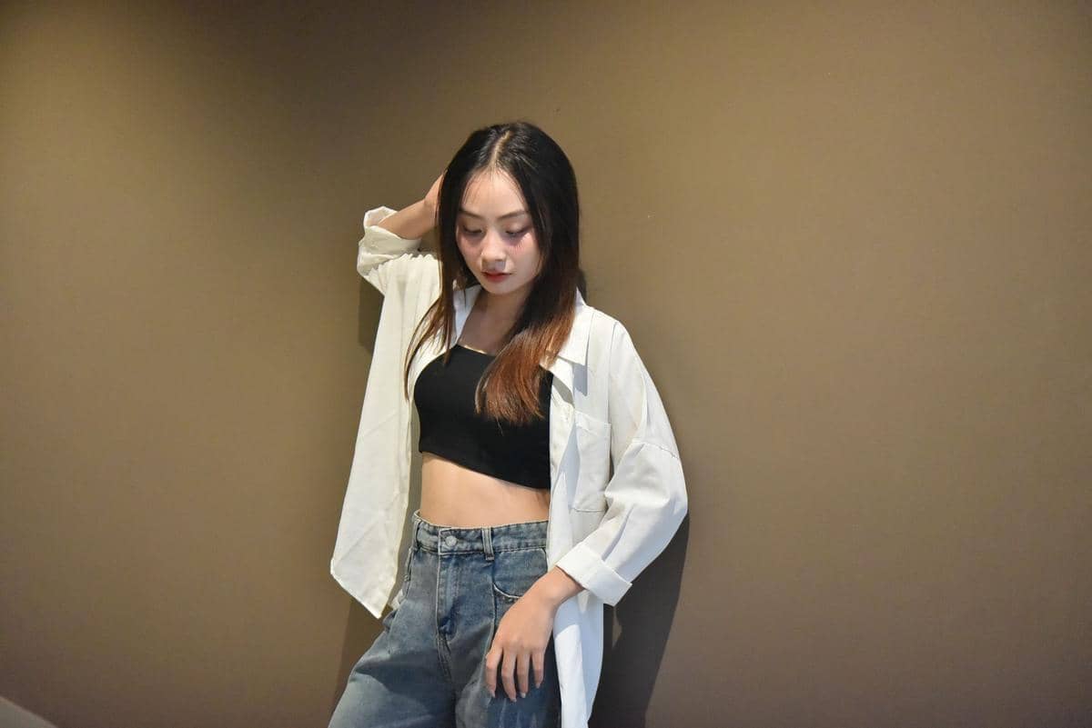 6 Trik Styling Kemeja Oversized agar Tetap Terlihat Proporsional