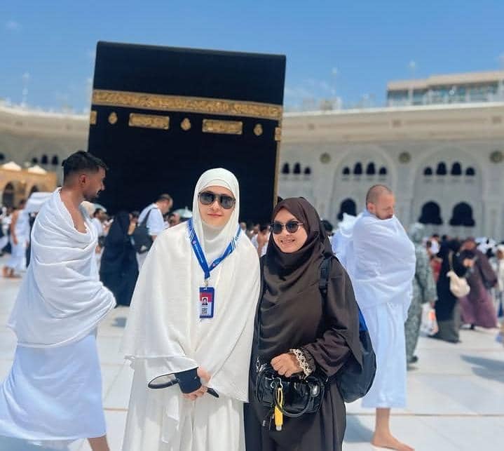Mita The Virgin umrah