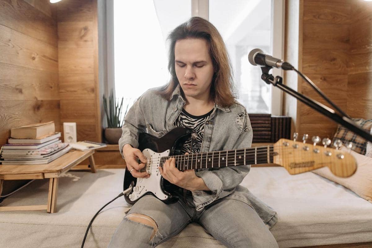 bermain gitar
