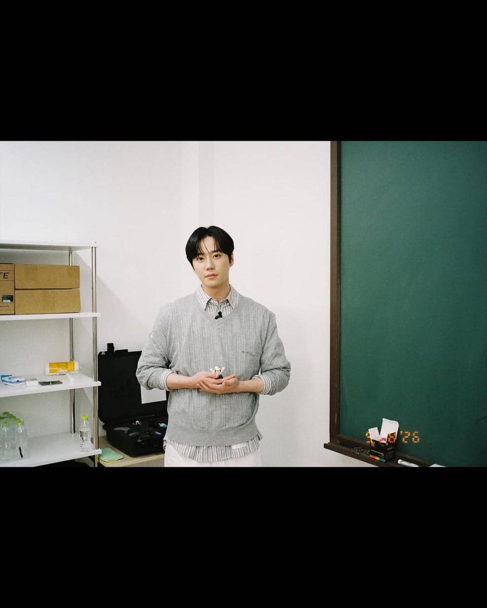 outfit abu-abu ala Lee Jun Young