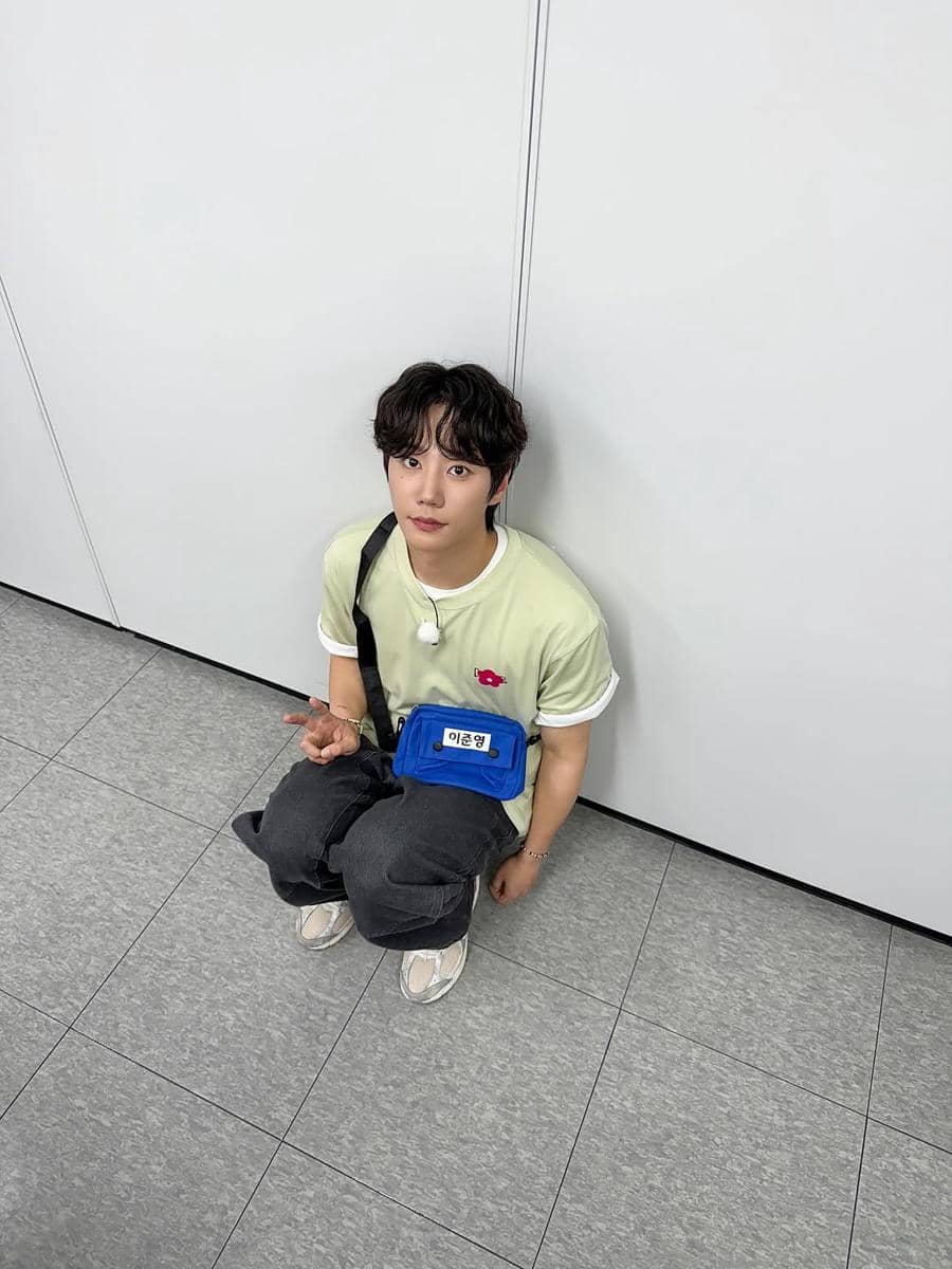 mix and match outfit abu-abu ala Lee Jun Young