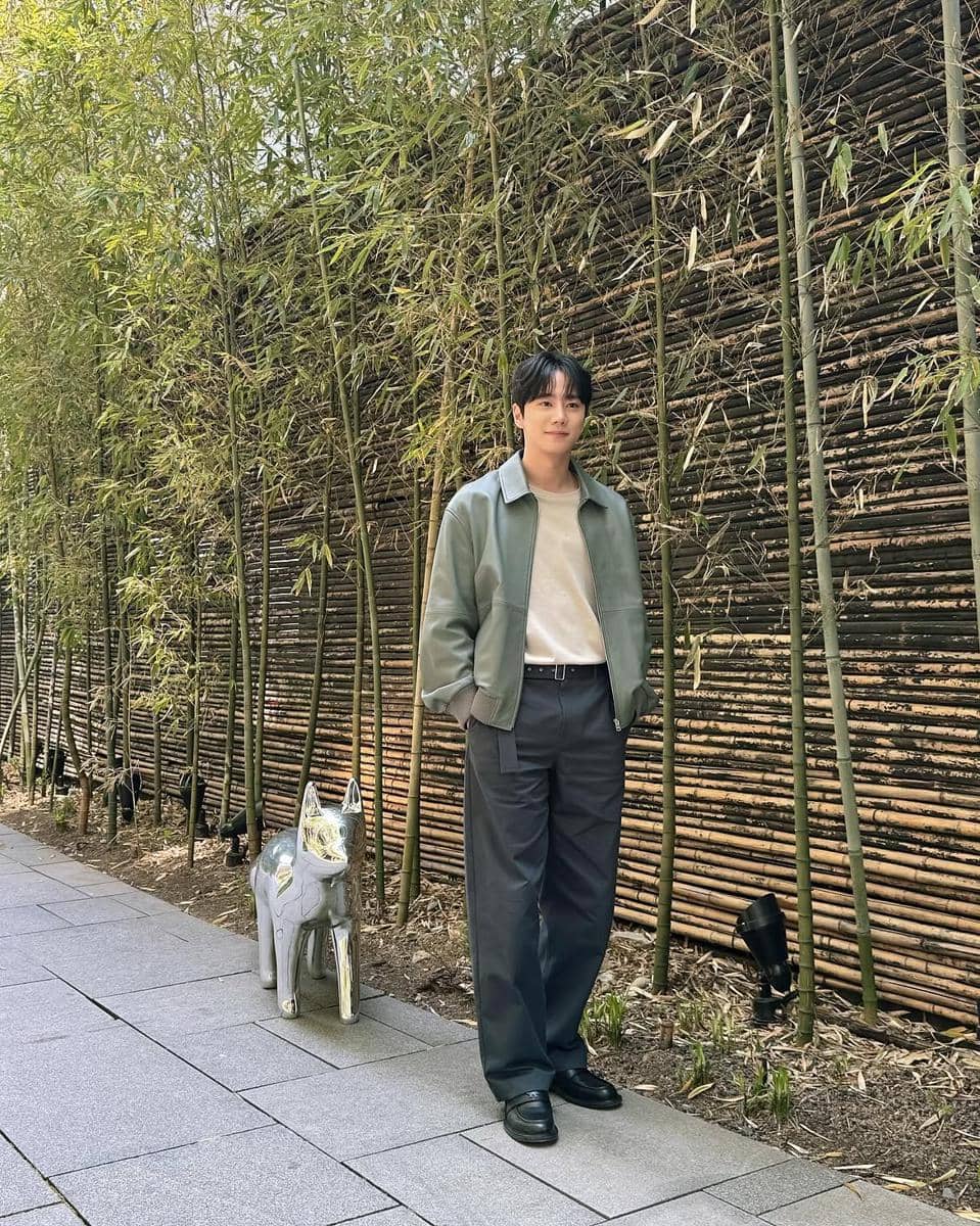 styling outfit abu-abu ala Lee Jun Young