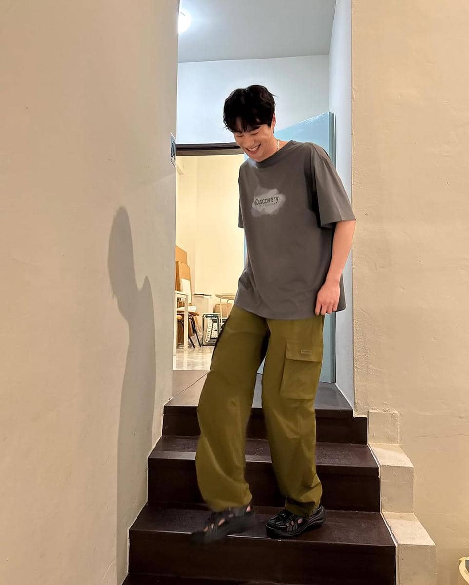 style abu-abu ala Lee Jun Young