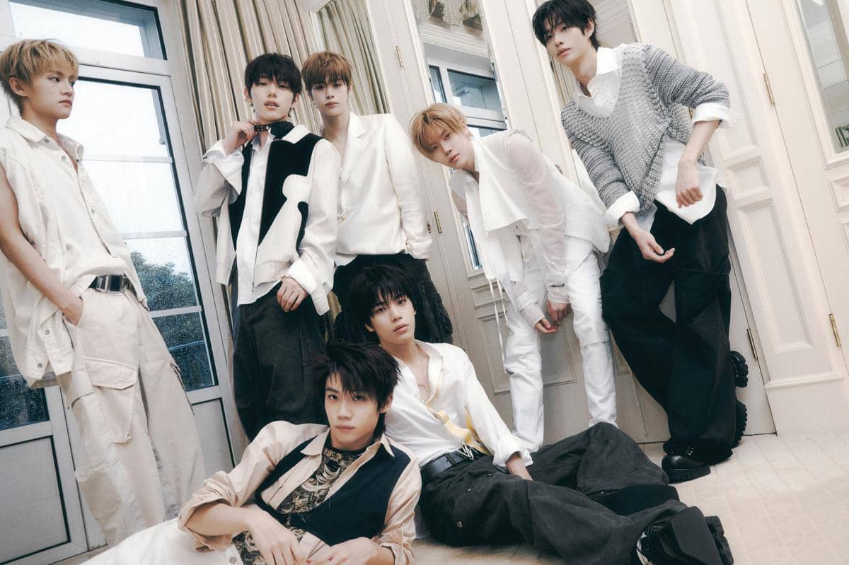 CLOSE YOUR EYES gambarkan momen kasmaran di track kelima berjudul 'Fool For You'