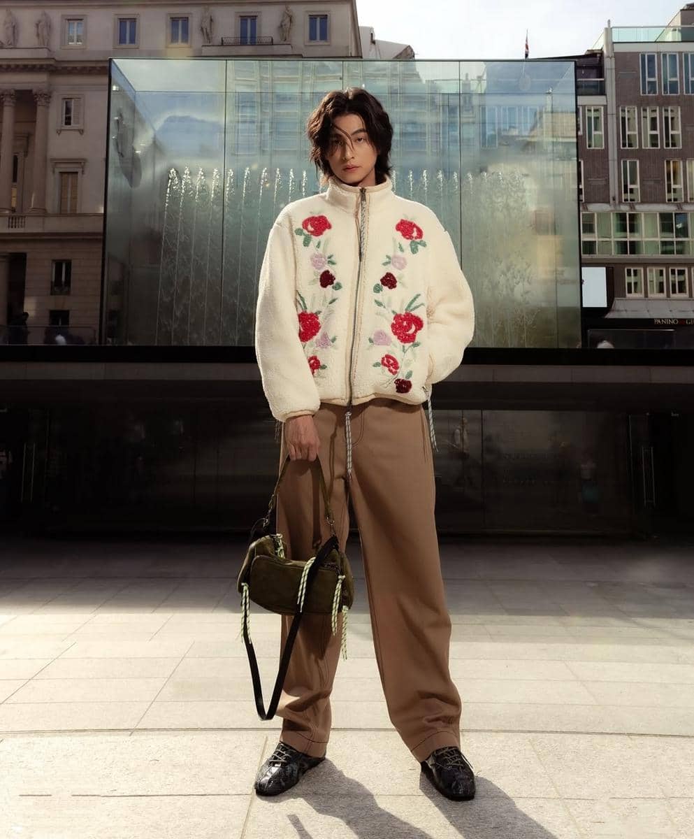 Gulf Kanawut berpose untuk potret OOTD dengan padu padan busana kasual dalam unggahan Instagram pribadinya.