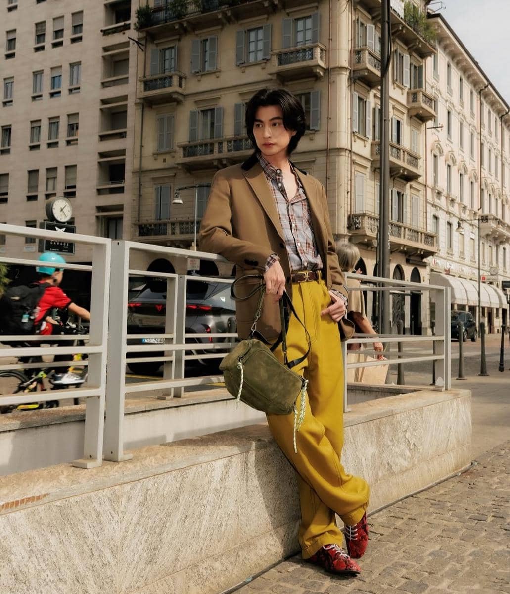 Gulf Kanawut berpose dalam potret OOTD dengan busana kasual bergaya rapi dan modern untuk tampilan sehari-hari.