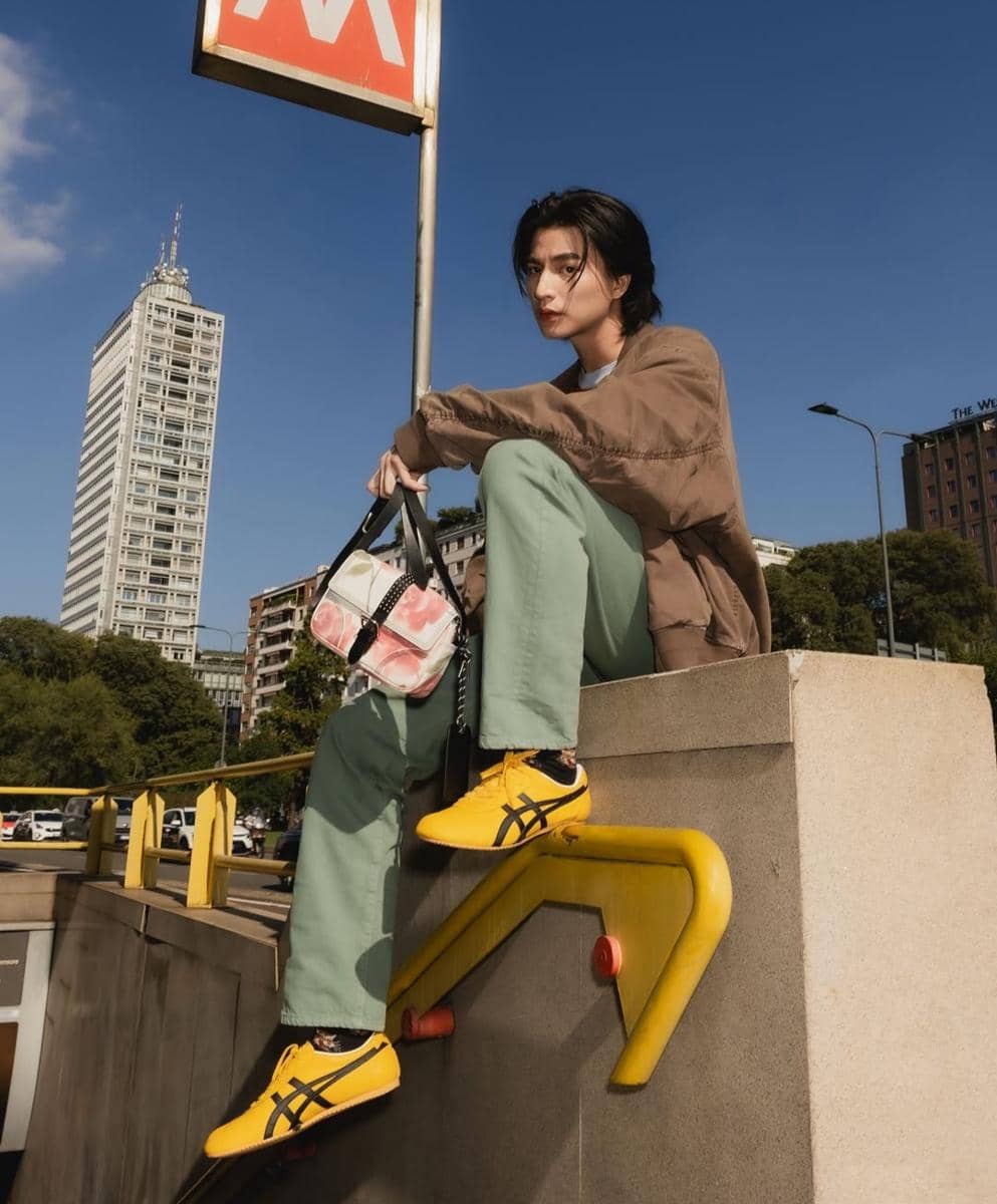 Gulf Kanawut berpose dalam potret OOTD yang diunggah melalui akun Instagram @gulfkanawut dengan gaya kasual.