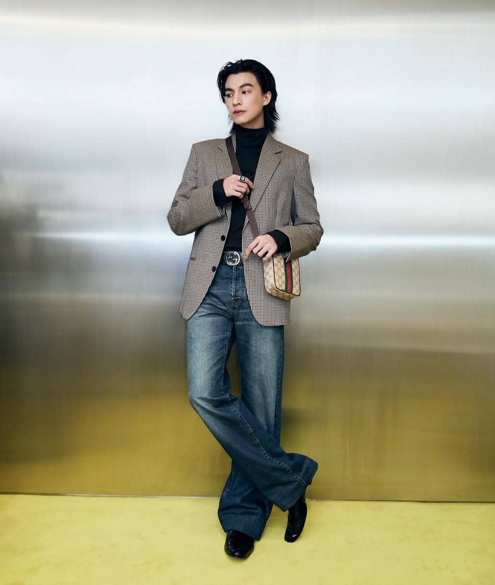 Gulf Kanawut berpose dalam balutan busana kasual modern untuk potret OOTD yang dibagikan di Instagram.