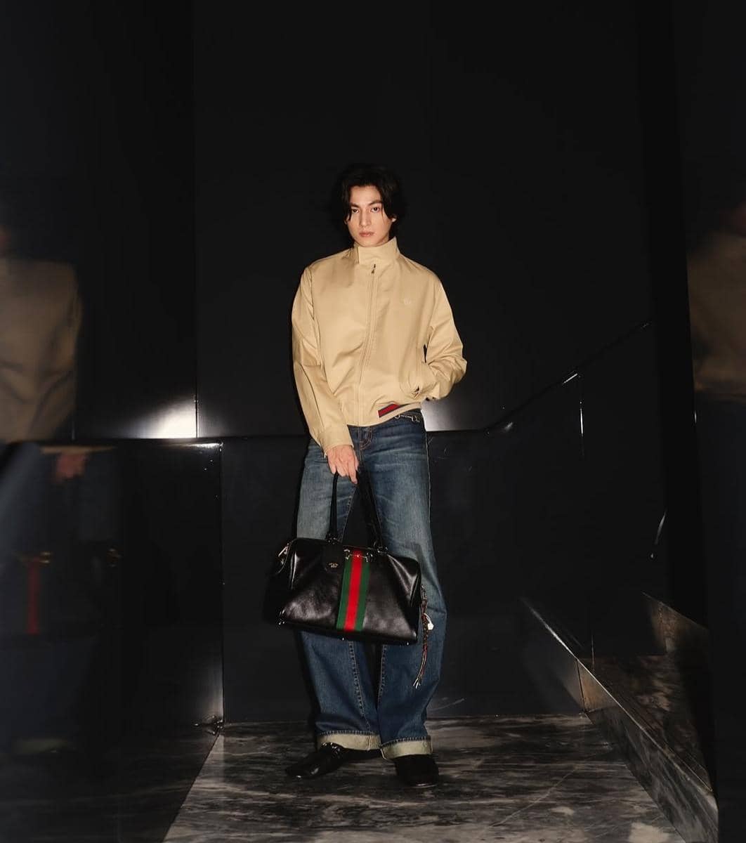 Gulf Kanawut berpose untuk potret OOTD dengan busana kasual bergaya di unggahan Instagram pribadinya.