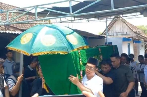 Jenazah Korban KM Virgo Tiba di Ngawi, Anak dan Istri Histeris
