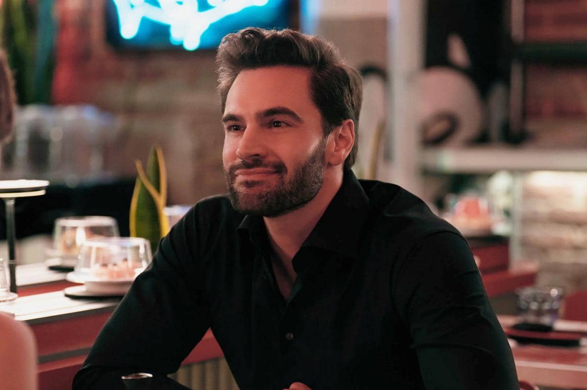Biodata dan Profil Tom Bateman, Dr. Evil di The Love Hypothesis