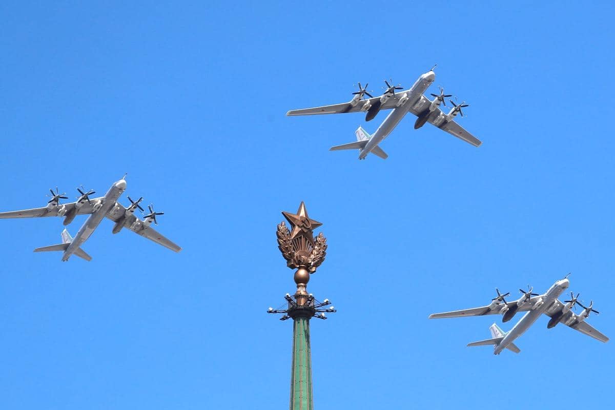 Tiga pesawat pengebom strategis Tupolev Tu-95MS terbang dalam formasi di atas langit Moskwa saat Parade Hari Kemenangan 2020.