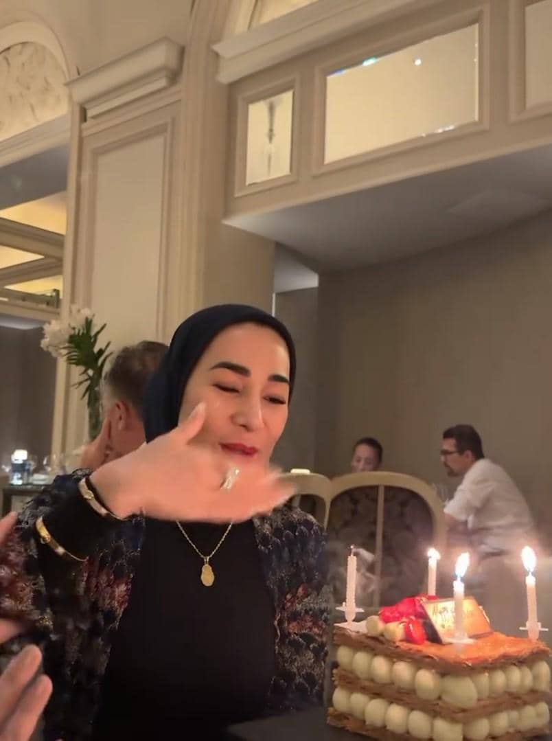 Erin Anthony dalam unggahan yang dikaitkan dengan akun Instagram @erintrygina sebagai sumber visual publikasi.