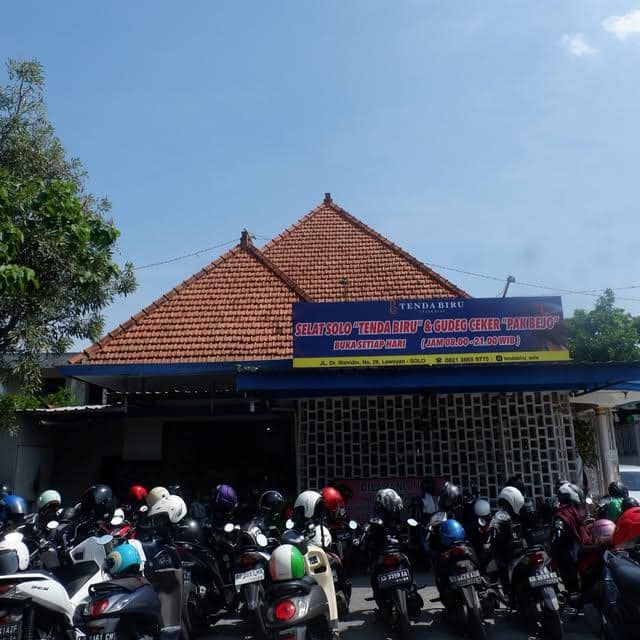 potret Resto Selat Solo Tenda Biru