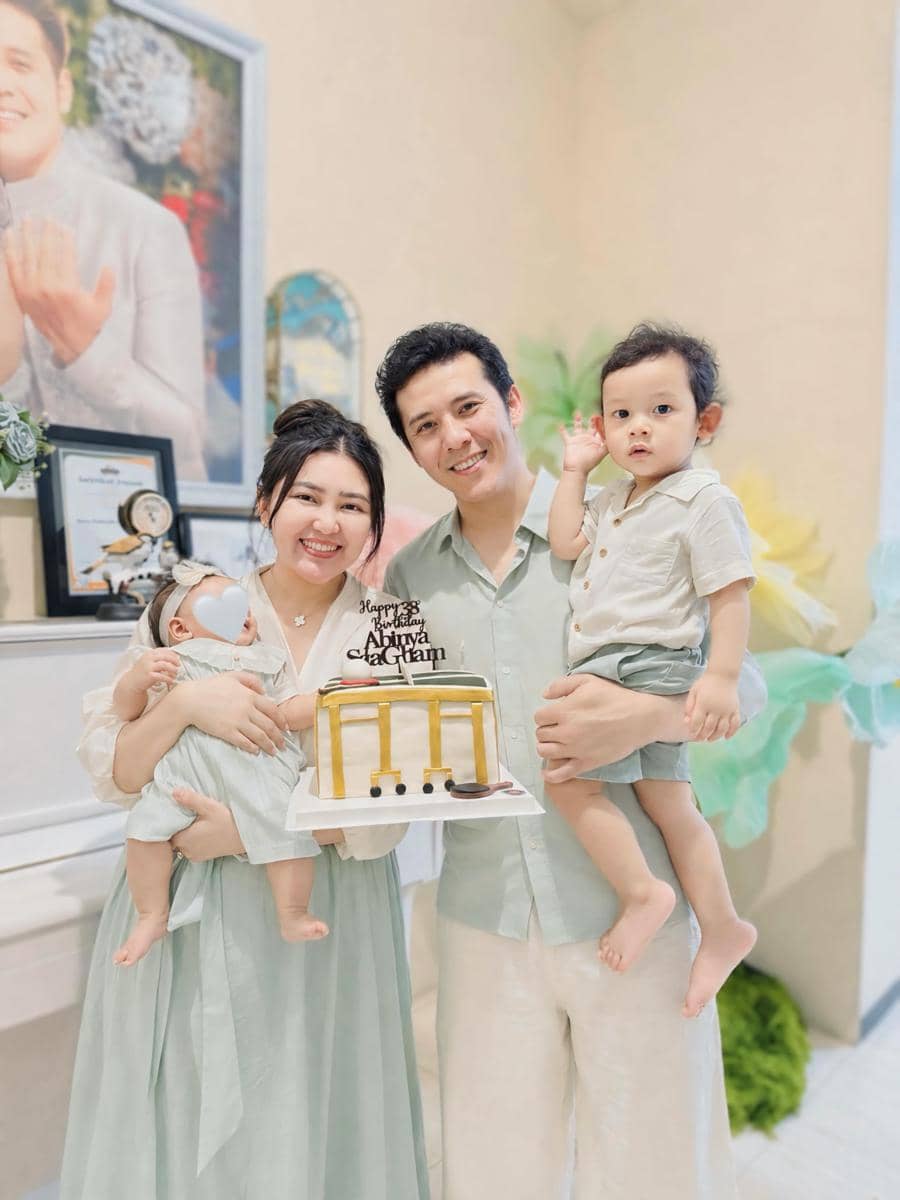 Potret keluarga Via Vallen yang diunggah melalui akun Instagram pribadinya dalam suasana hangat dan akrab.