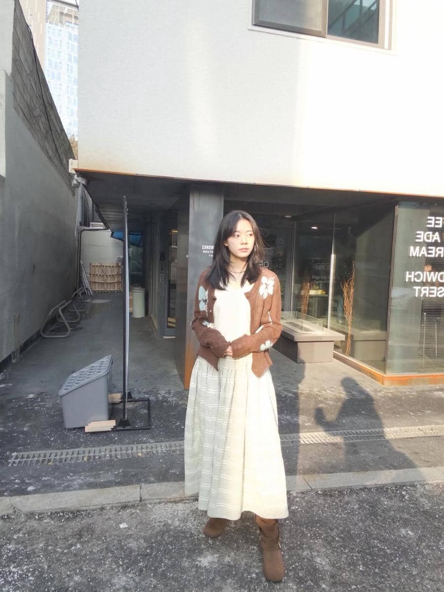 Potret Lee Jae In untuk inspirasi OOTD dengan gaya busana yang dapat menjadi referensi penampilan sehari-hari.
