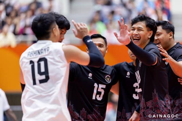 Para pemain tim voli Indonesia bertanding di lapangan dalam ajang Asian Games 2026, berdasarkan dokumentasi AINAGOC.