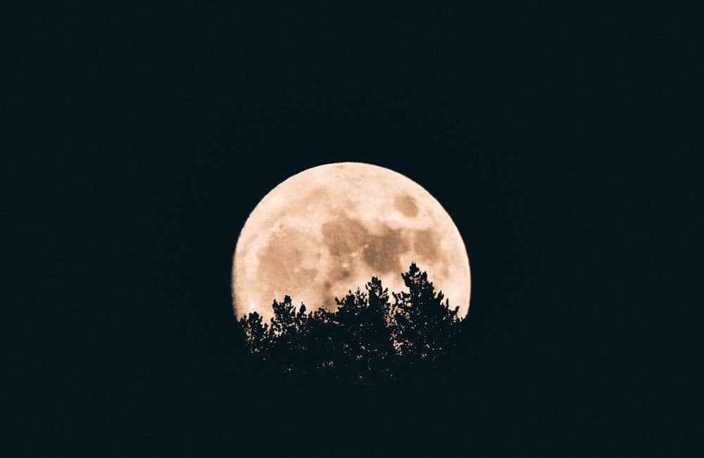 Penampakan bulan purnama di langit malam