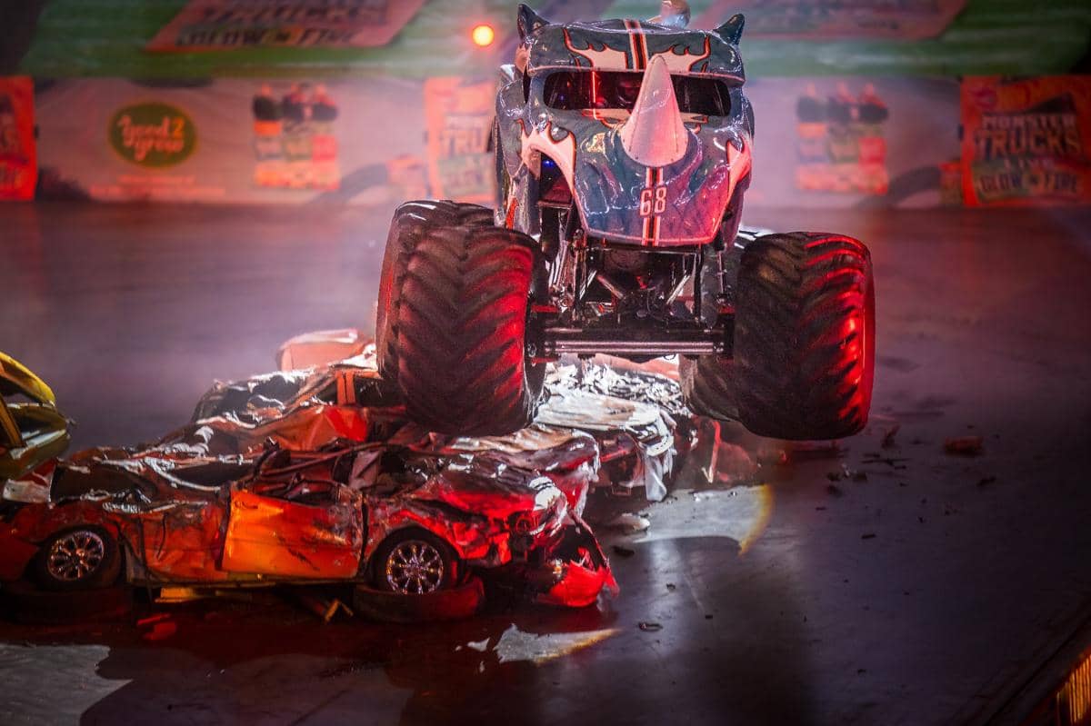 Truk monster Hot Wheels Monster Trucks Live tampil dalam pertunjukan Glow-N-Fire dengan pencahayaan warna-warni.