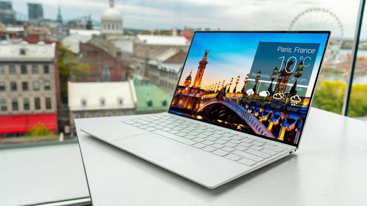 ilustrasi laptop untuk pemetaan drone